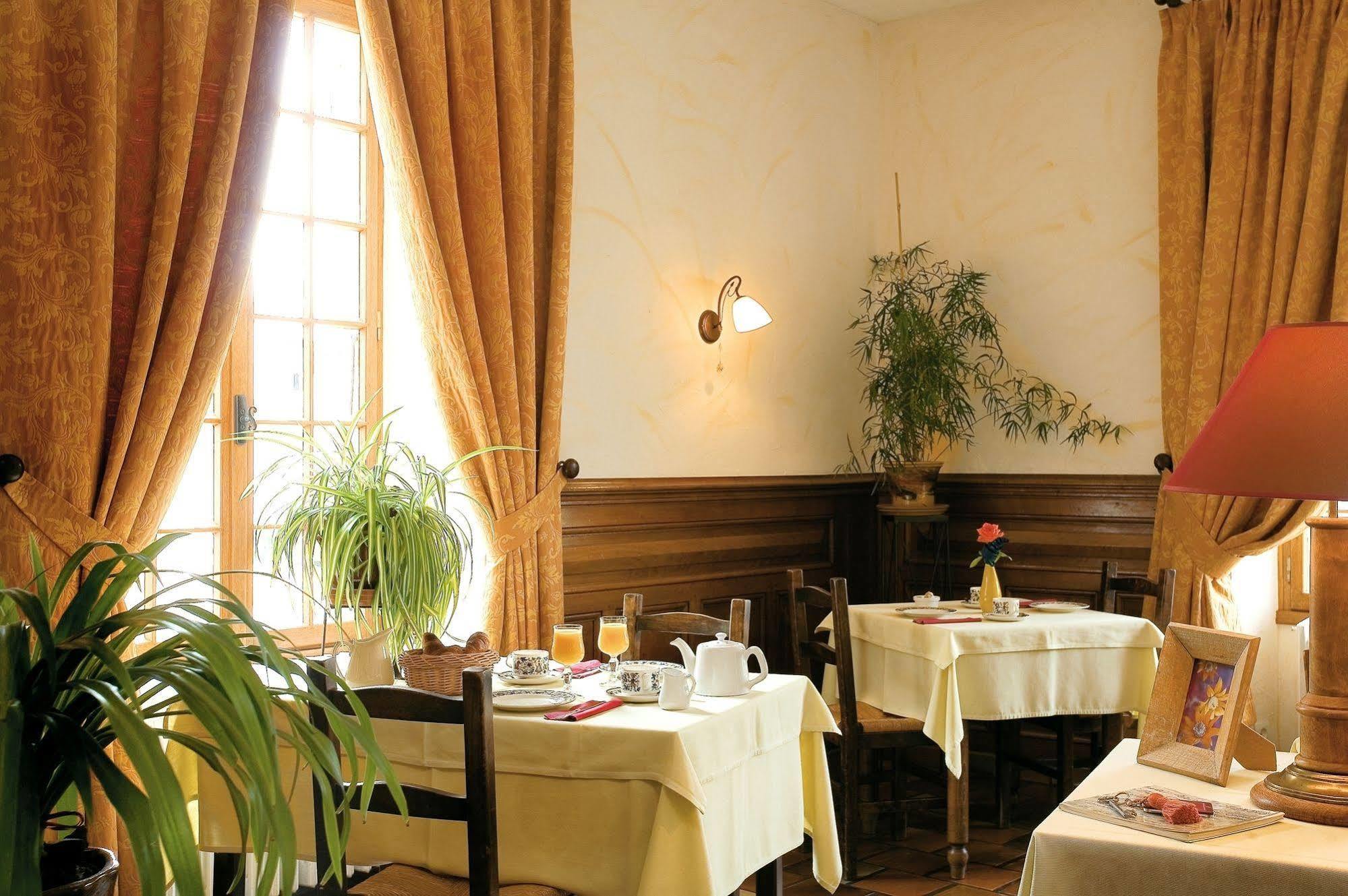 Logis Hotel-Restaurant Le Relais Hauterives Exteriör bild
